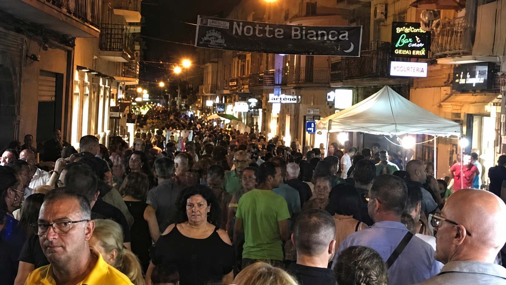 Trebisacce accende la Notte Bianca: folklore dal mondo, Zoo di 105 e concerto all’alba
