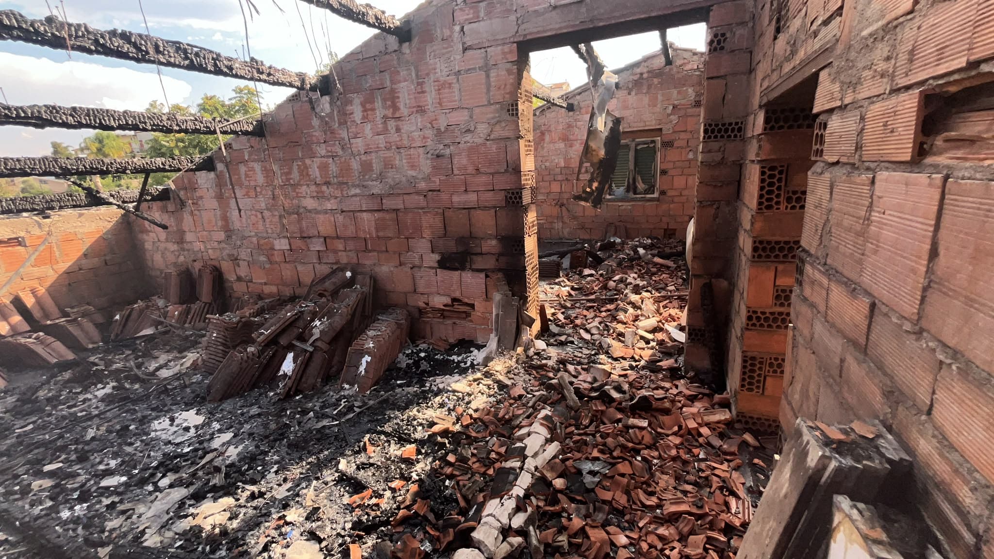 Cantinella, incendio devasta tetto e impianto fotovoltaico: bruciati quasi 70 pannelli