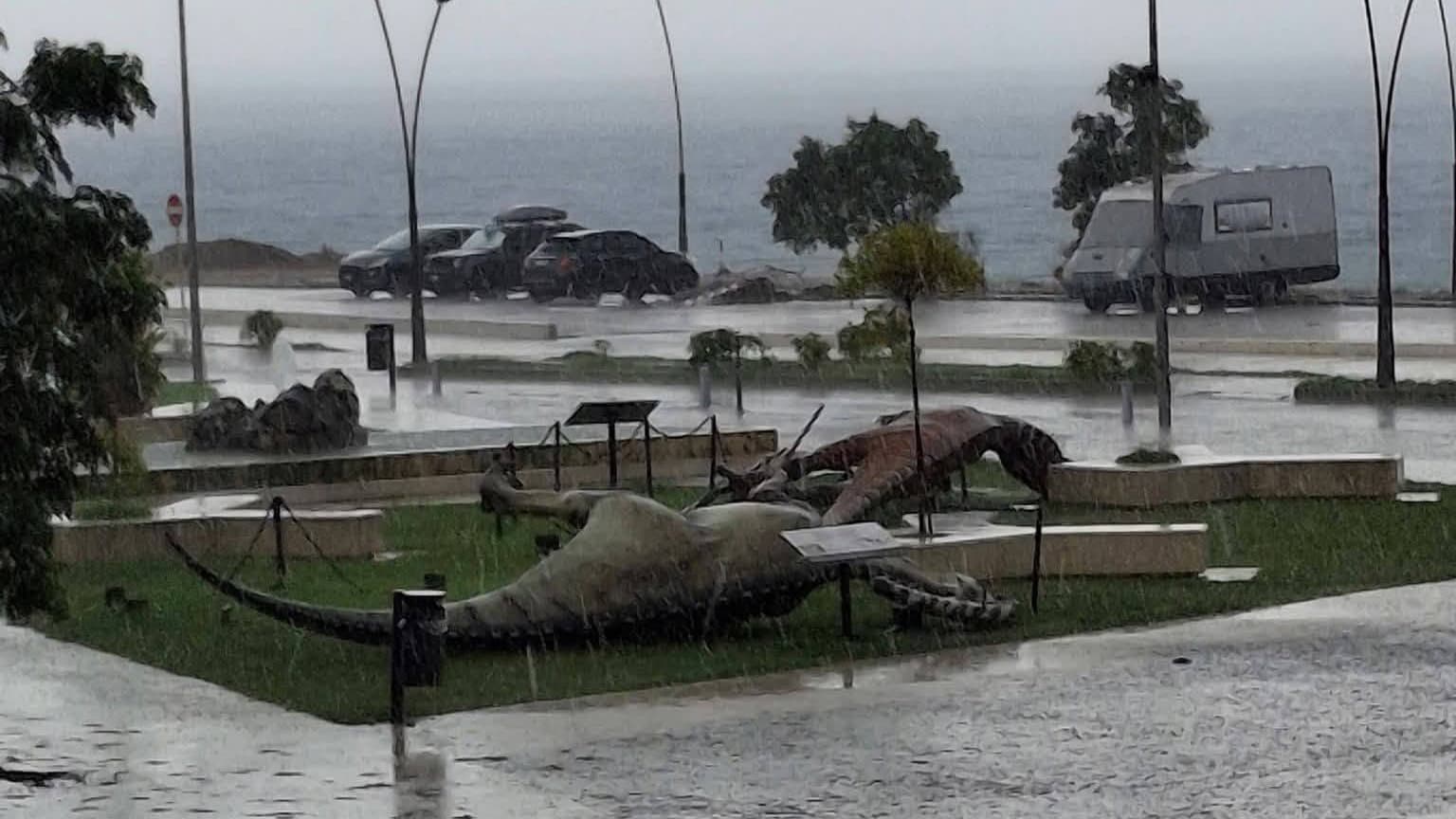 Burrasca sulla costa, il forte vento abbatte anche i dinosauri di Sant’Angelo