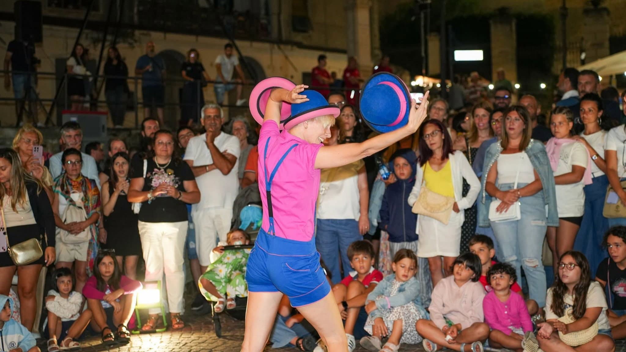 Corigliano centro storico, stasera il borgo diventa un circo: buskers in scena sotto il Castello