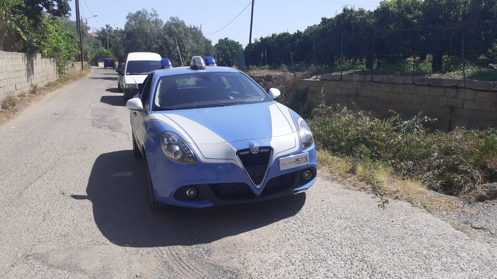 Donna trovata morta in un fondo agricolo: non si esclude l’omicidio
