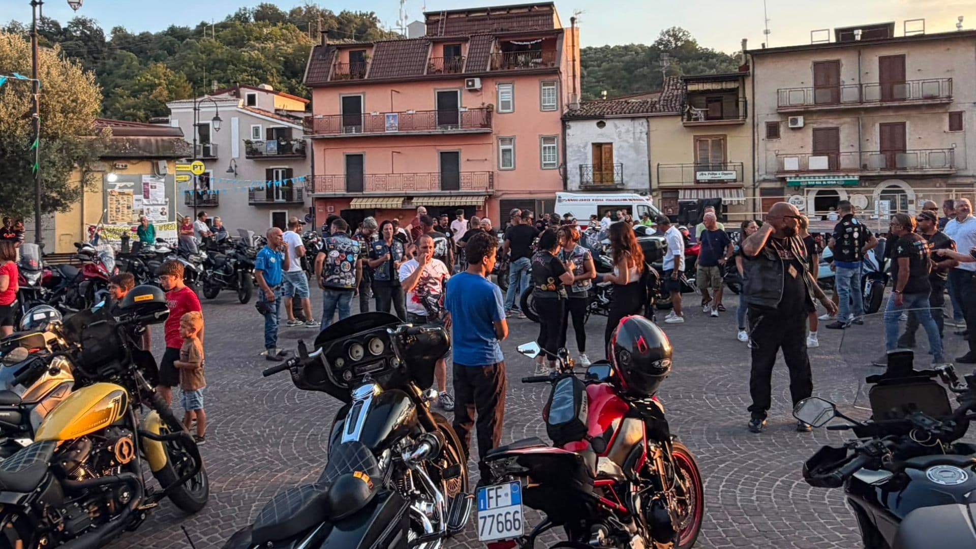 Caloveto, i bikers fanno tappa in piazza: motori, borghi e memoria