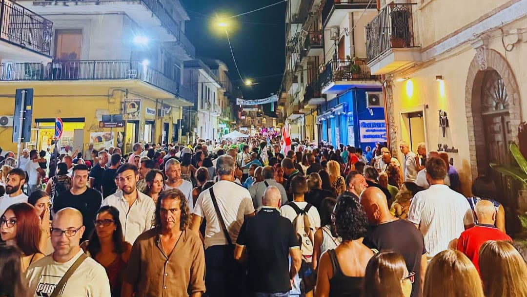 Trebisacce non dorme e porta 30mila persone in strada: la Notte Bianca conquista l'intera città