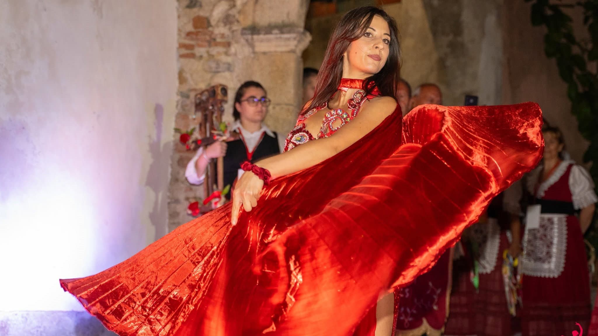 TaranTarsia compie 18 anni e apre il borgo al mondo: gran finale con gli Après La Classe