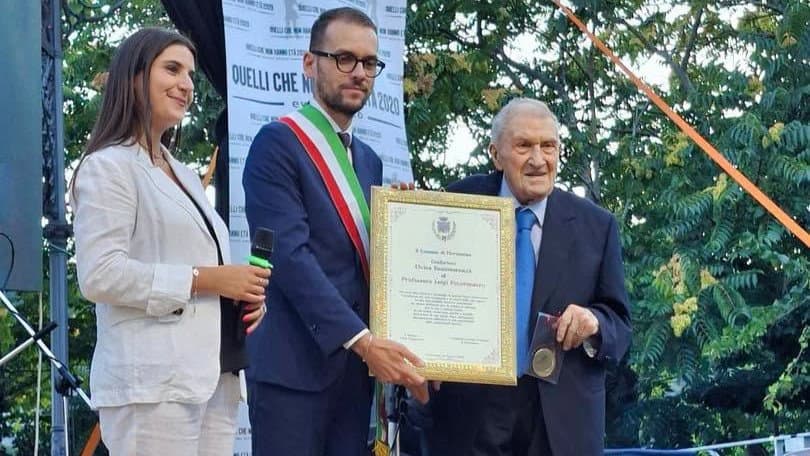 Mormanno abbraccia il suo “Don Gino”: conferita la benemerenza civica al professor Paternostro