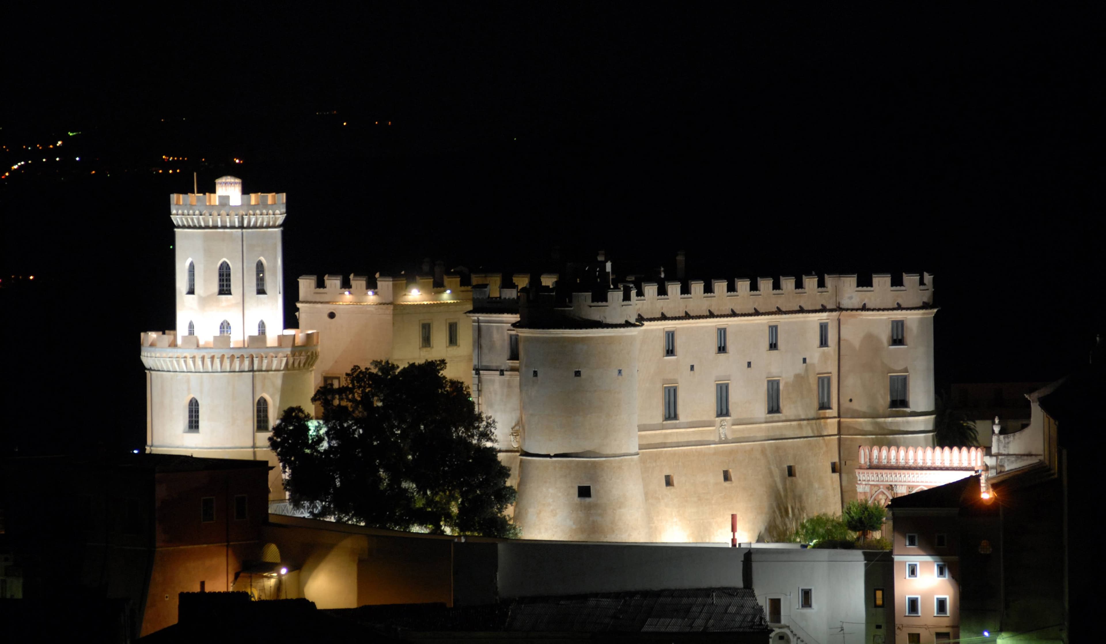 Il Castello Ducale si accende di migliaia di candele: torna il Festival tra arte, musica e performance