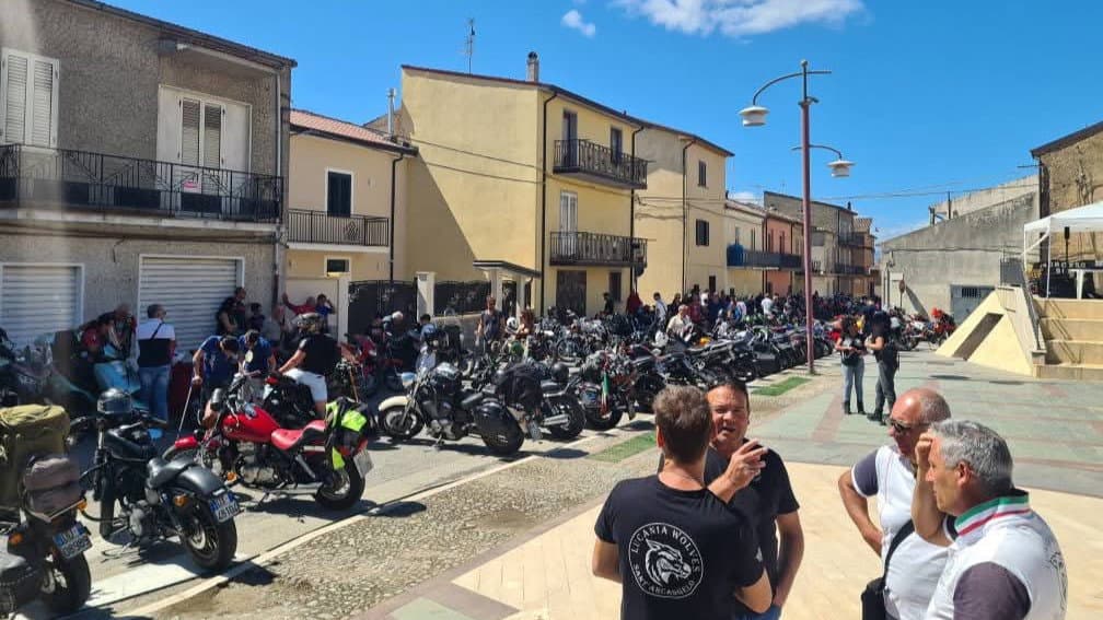 Cassano apre il suo borgo ai bikers: il XIV Motoraduno unisce motori, territorio e memoria
