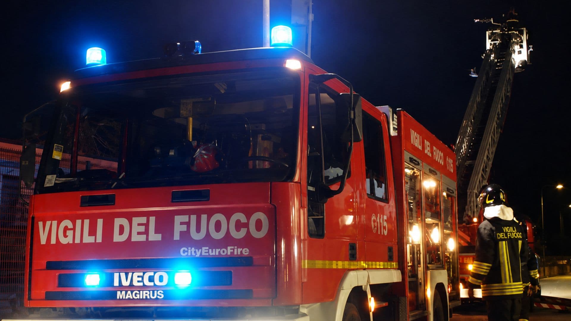 Cassano Jonio, incendio nel capannone agricolo: distrutti due trattori