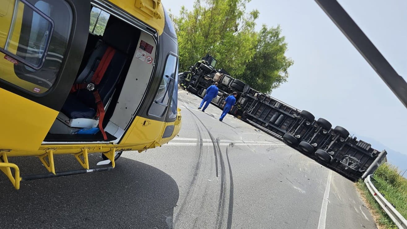 Camion carico di cipolle si ribalta sulla SP 534: scontro con un'auto, tre feriti lievi