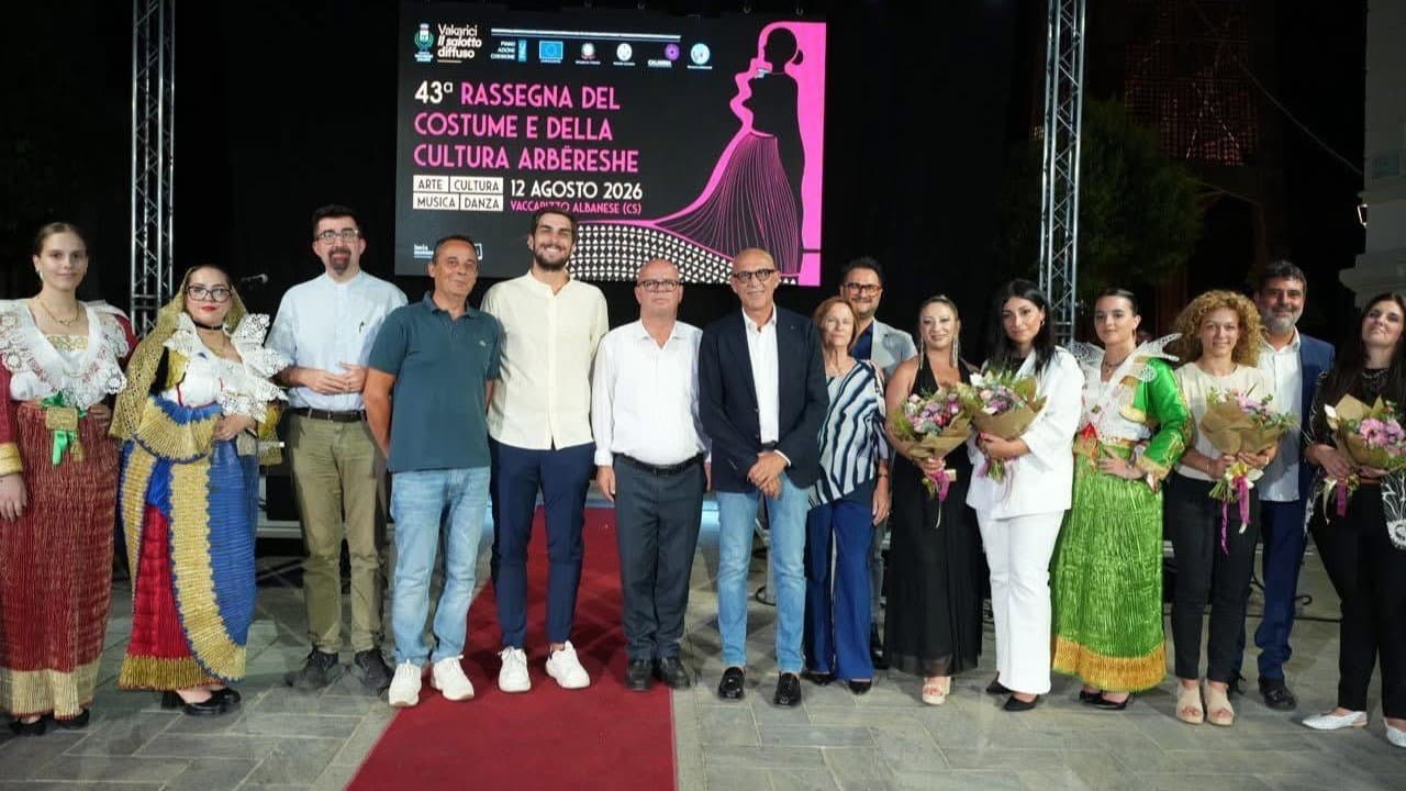 Come vestirebbe oggi una donna arbëreshe? A Vaccarizzo la risposta sfila in passerella