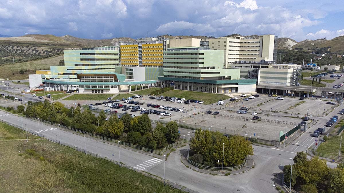 Morte nello studio medico di Rossano, due indagati: mercoledì l’autopsia a Germaneto