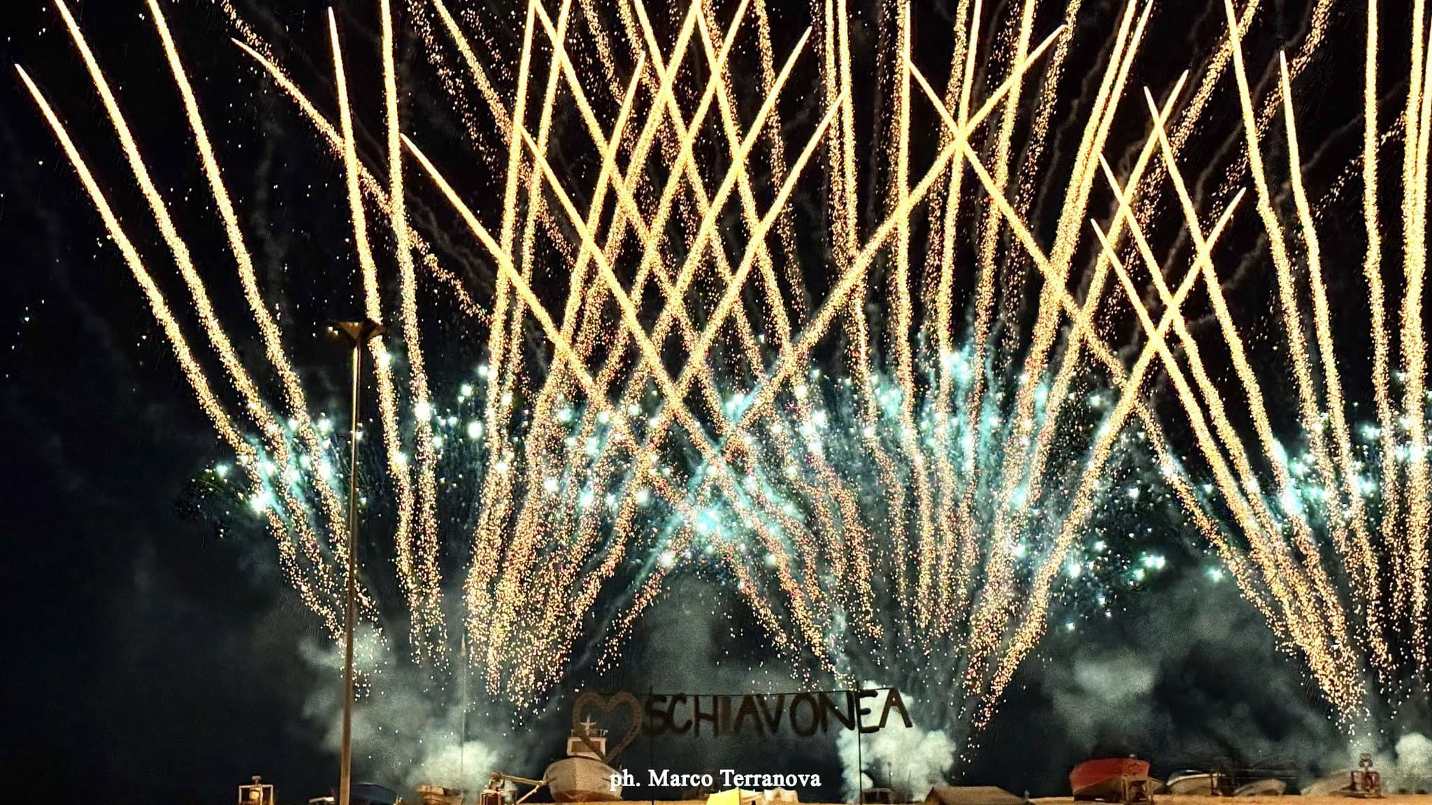Schiavonea accende il cielo sul mare: torna “Mare in Fest” con lo show piromusicale