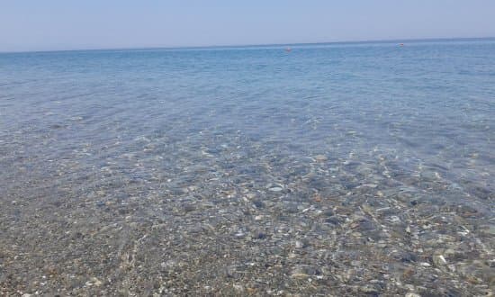 Mandatoriccio, il mare torna nei limiti. Ma resta il giallo: cosa ha fatto ammalare i bambini?