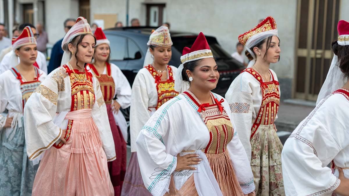 San Demetrio Corone, due notti di Sinfonie Arbëreshë: musica, canti e costumi all’Anfiteatro comunale