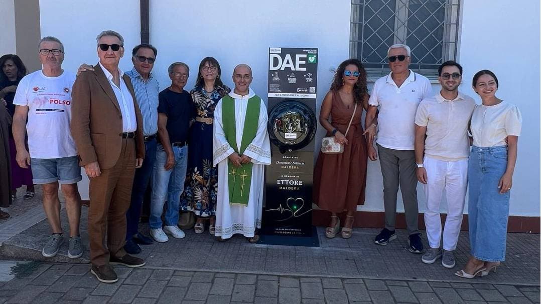 Rossano, il regalo di nozze diventa un salvavita: donato un defibrillatore alla parrocchia di Amica