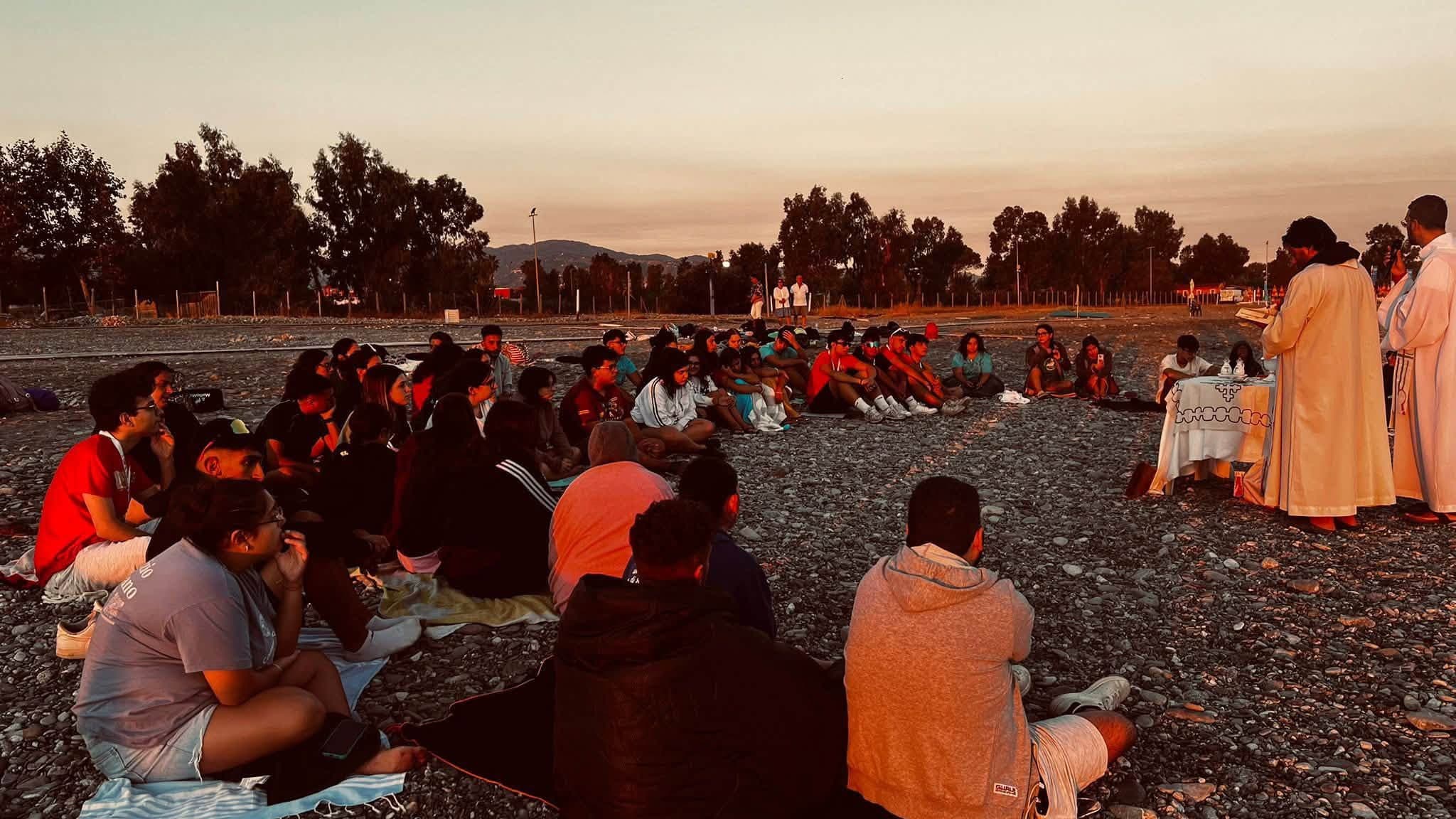 Una notte sulla spiaggia aspettando l’alba: i giovani della Diocesi accendono la loro luce