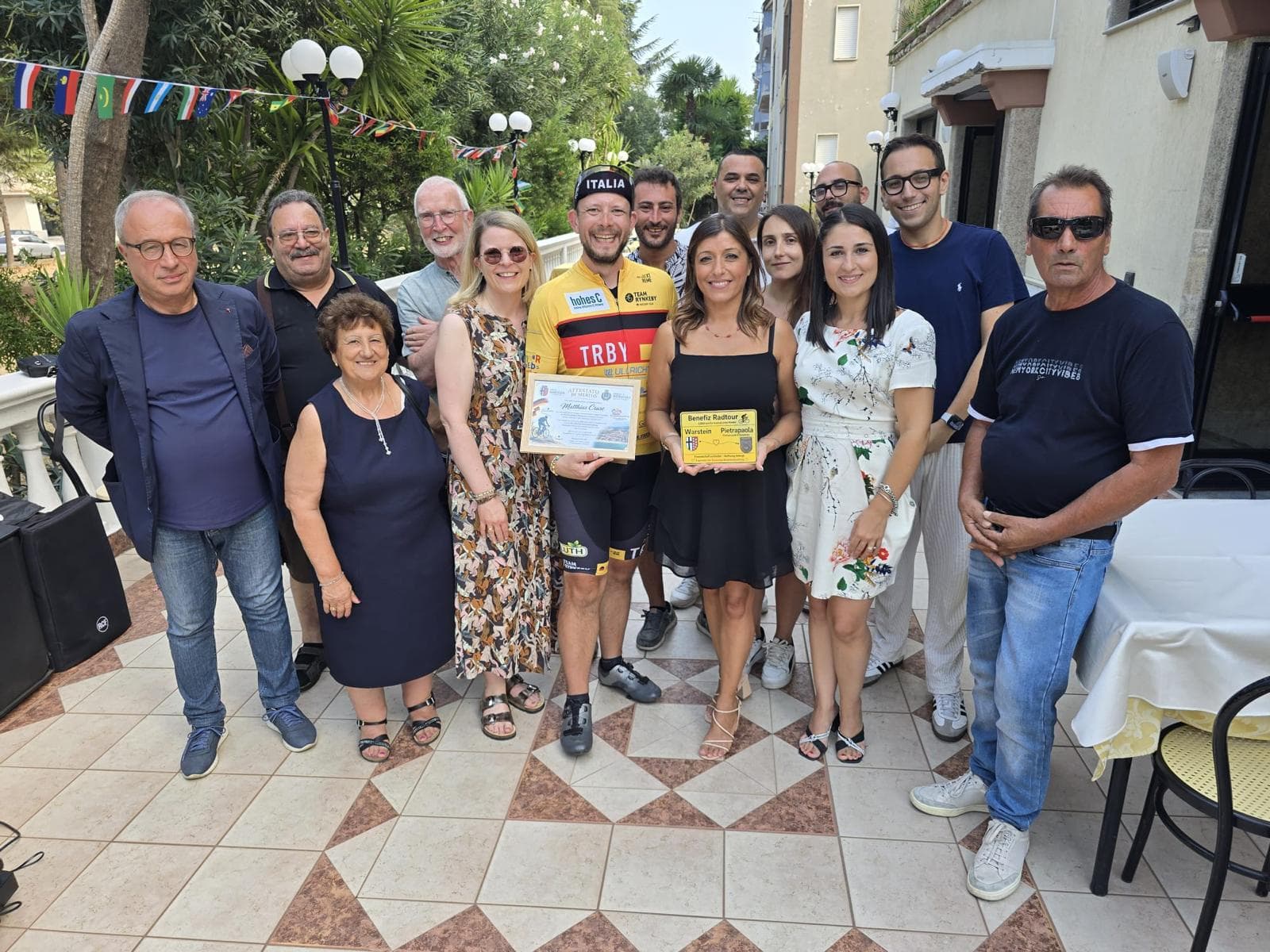 Da Warstein a Pietrapaola in bici per i bambini malati di cancro: l'impresa di Cruse unisce Germania e Calabria