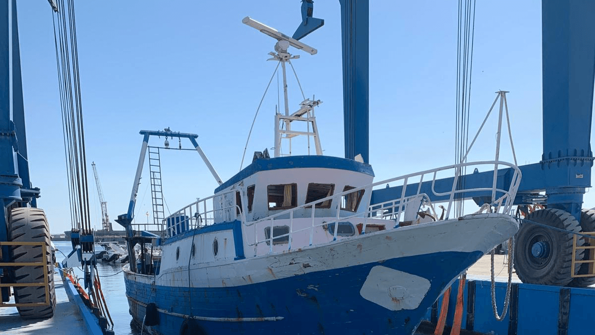 Porto di Corigliano, il cantiere navale è operativo: primo alaggio per un grande peschereccio