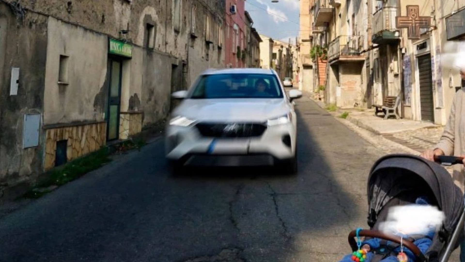 Altomonte, il borgo senza marciapiedi: anche andare al supermercato diventa un rischio