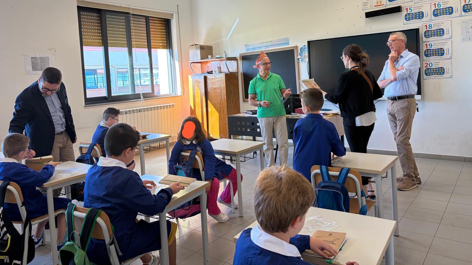 Saracena, la prima campanella ha un regalo: quaderni, penne e colori per tutti gli alunni