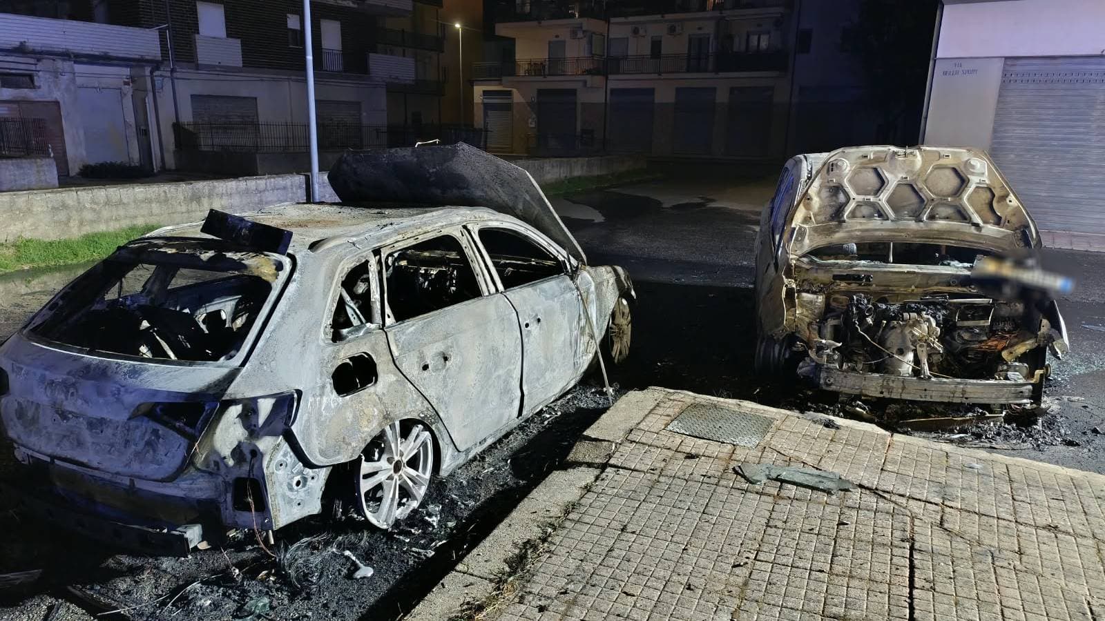 Notte di fuoco a Corigliano-Rossano: due auto distrutte dalle fiamme allo Scalo