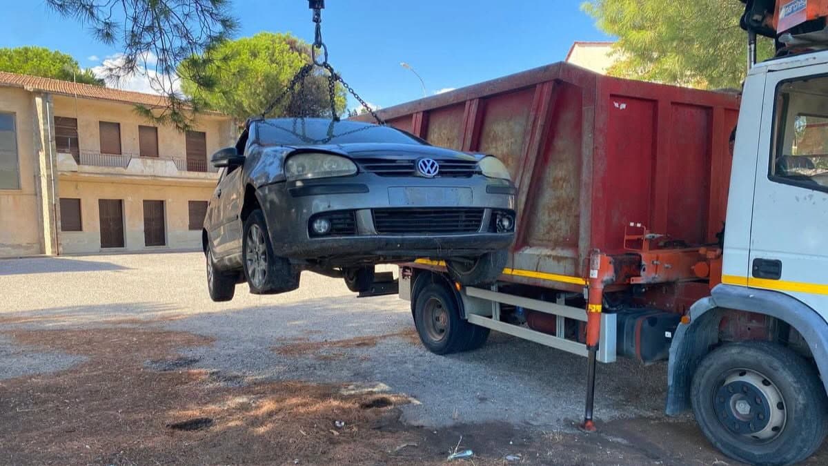 Auto abbandonate e spazi occupati: a Doria scattano le rimozioni