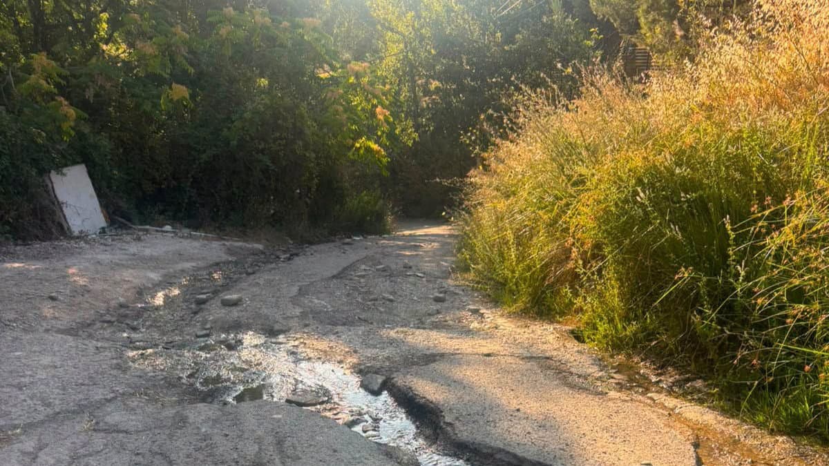 Contrada Maroglio, dopo anni tra strada dissestata e perdite d’acqua partono i lavori