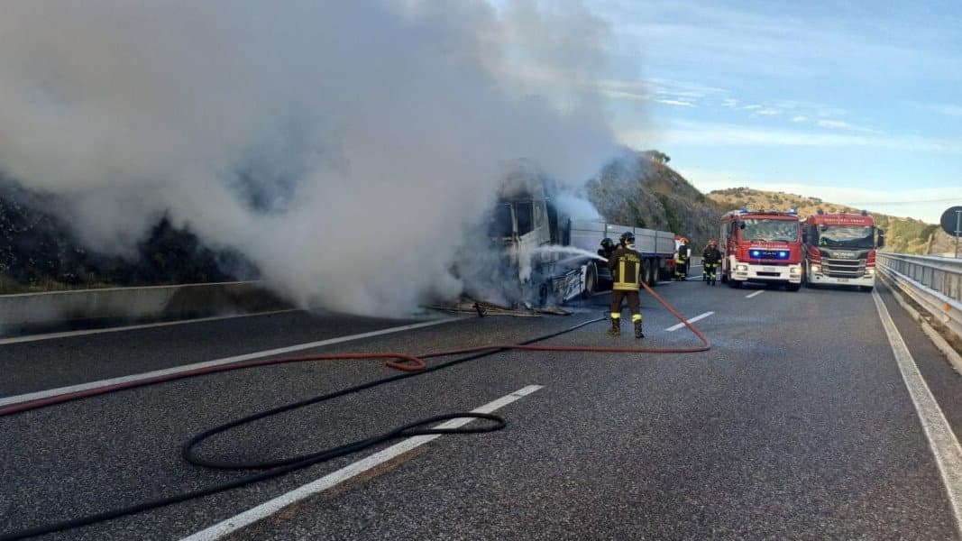 Tir in fiamme sulla A2 a Morano Calabro: mezzo distrutto, autista riesce a mettersi in salvo
