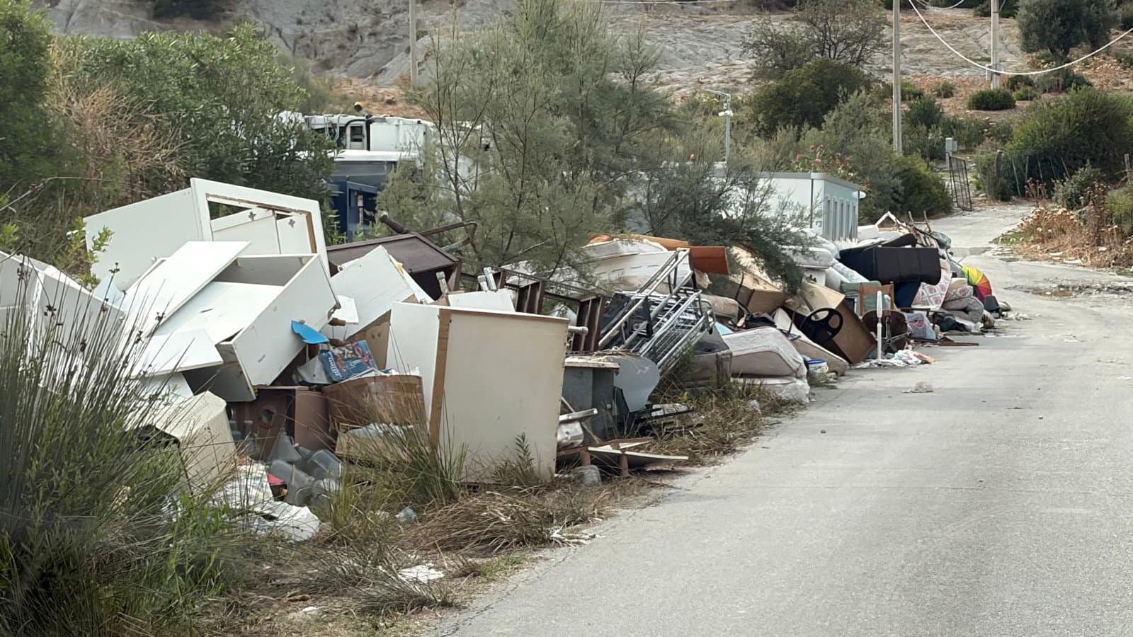 Cariati, rifiuti ingombranti davanti all'isola ecologica: insorgono le Lampare