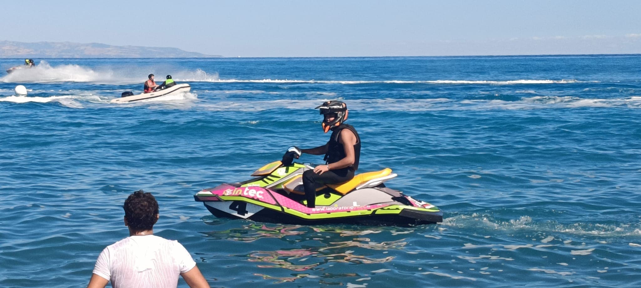 A Corigliano-Rossano il mare sale in cattedra: battesimo dell'acqua per gli studenti in attesa dei campioni di motonautica