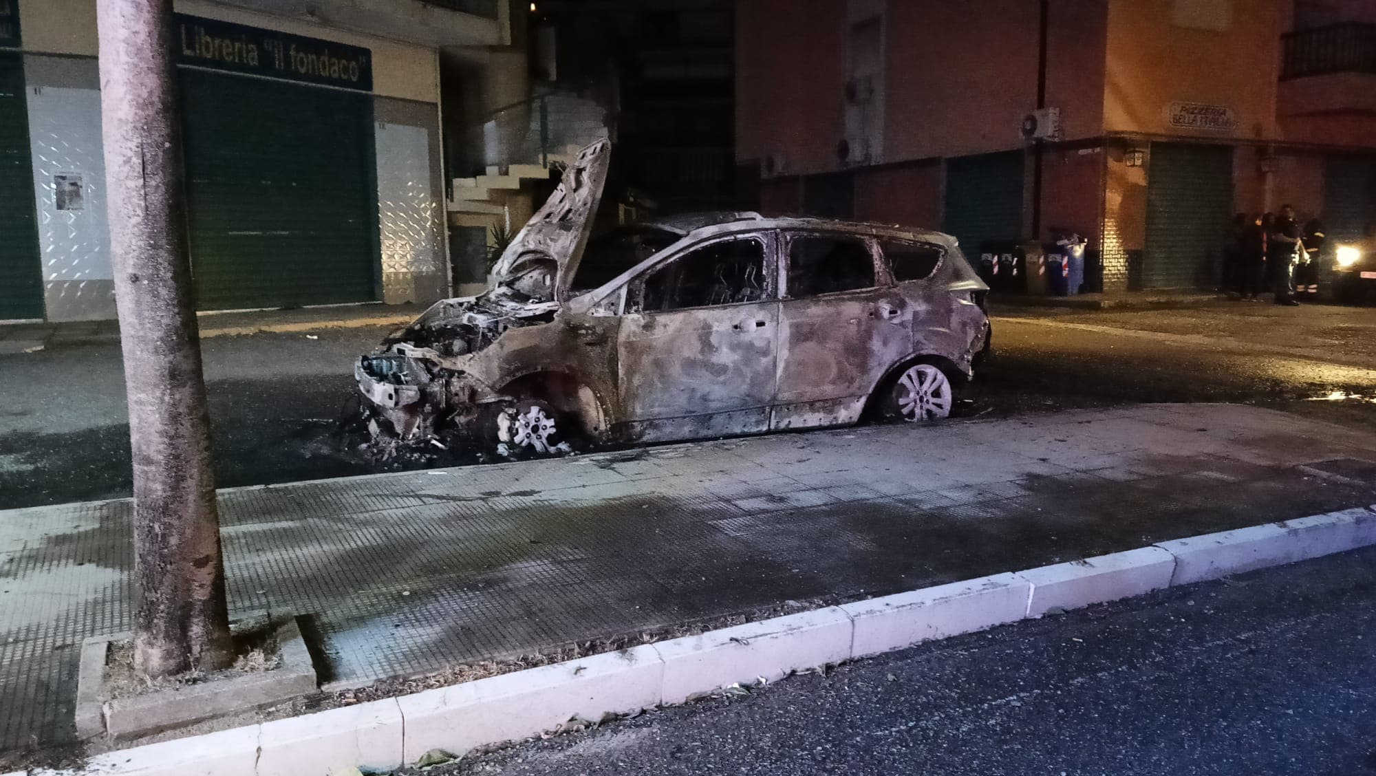 Corigliano-Rossano, tre veicoli in fiamme in 24 ore: escalation di roghi tra lo Scalo e il Centro Storico