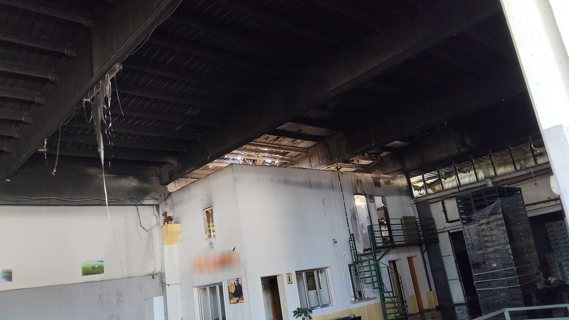 Paura nella zona industriale di Corigliano, a fuoco un capannone per la lavorazione degli agrumi